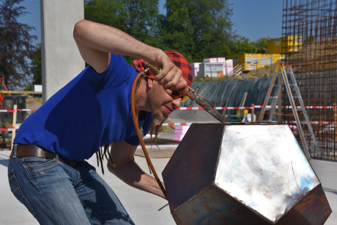 Handwerkliche Fertigung eines Pentagon-Dodekaeders aus Kupfer in der Dodekaeder Manufaktur